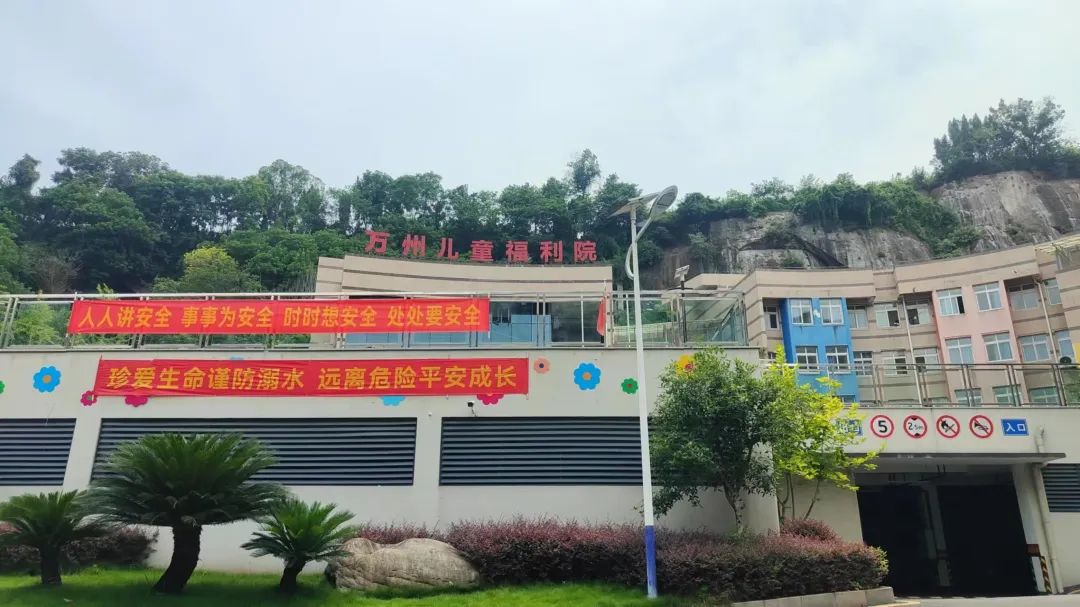A robótica Alpha ajuda o tour cultural vermelho do “Instituto de Bem-Estar Infantil de Wanzhou”, permitindo que as crianças herdem o espírito revolucionário com alegria