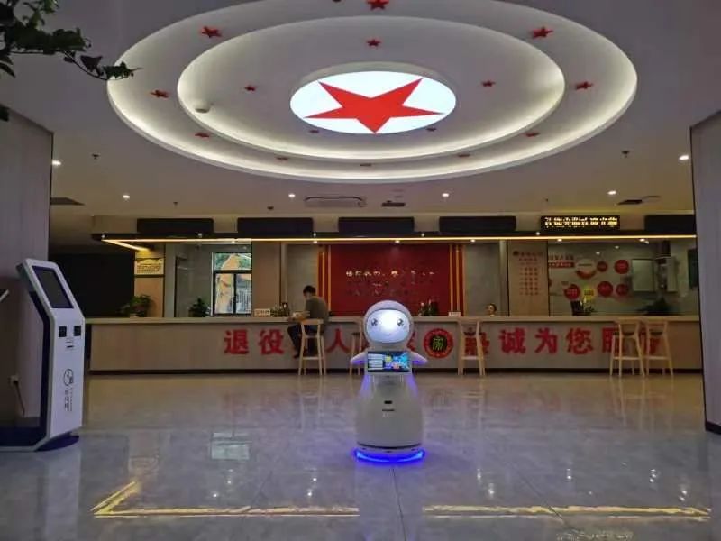 Snow Robot provides services for “veteran” at the “Nanchang Retired Military Service Center”!