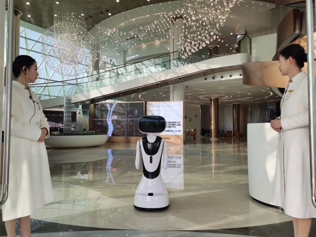 Timo AI-Serviceroboter in der „Cloud Art Luxury Home Sales-Abteilung“, um Ihnen ein neues Hauskauferlebnis zu bieten