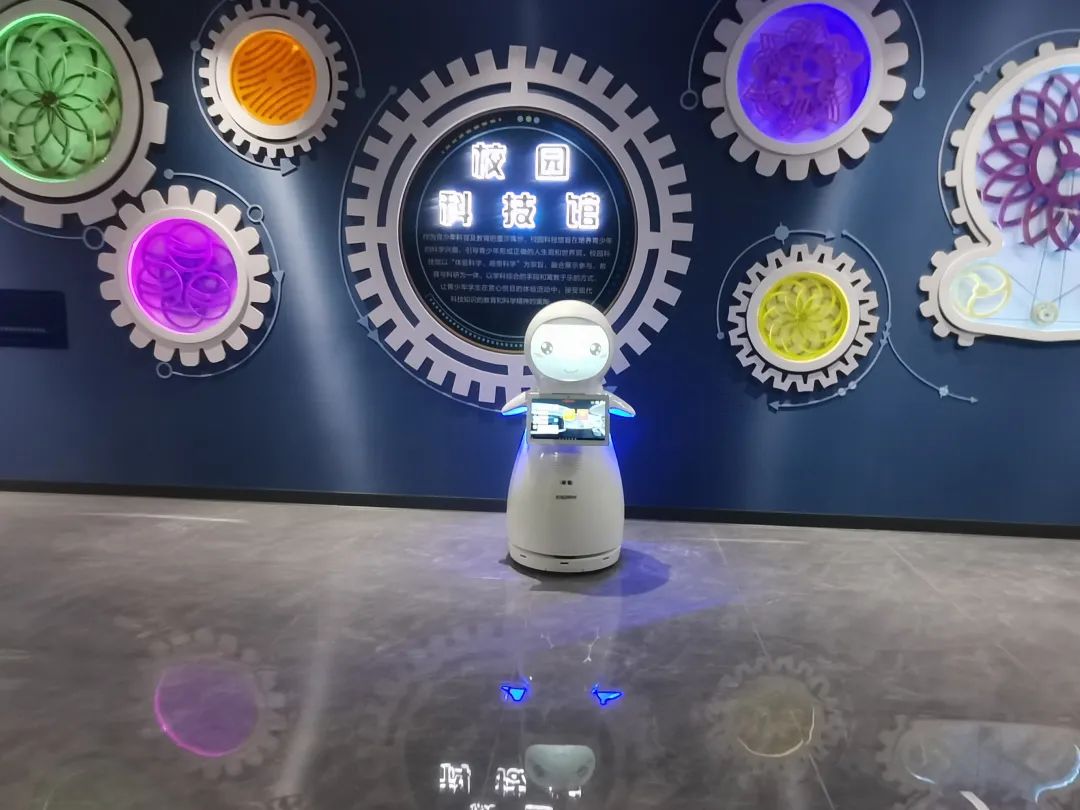 Snow AI service robot appeared in Handan Zhanlan Road Primary School, leading the students to explore a new era of science and technology!