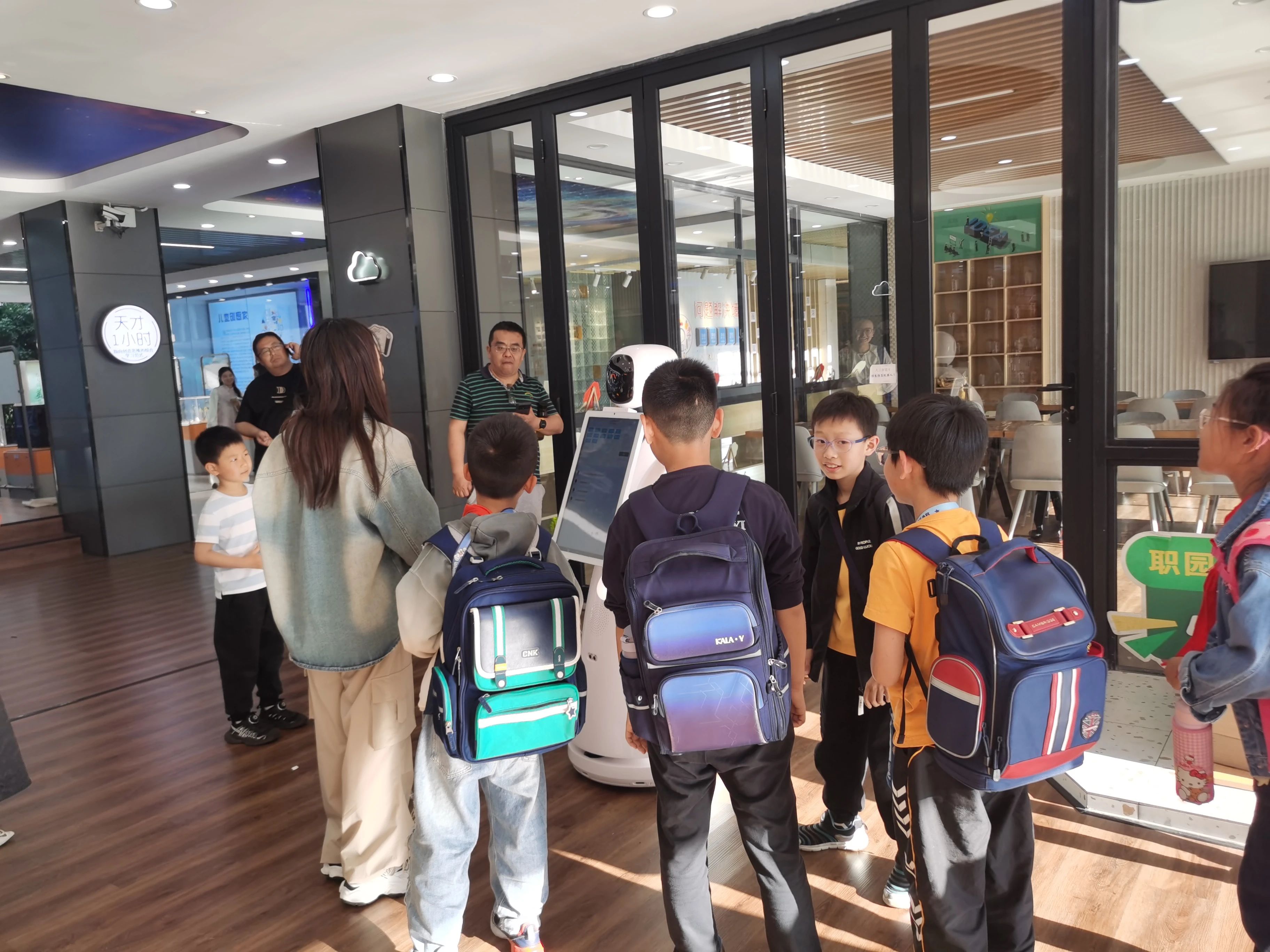 Changzhou Xinghe Experimental Primary School: Technology Leading the Future, Robot Amy Helping Education Innovation