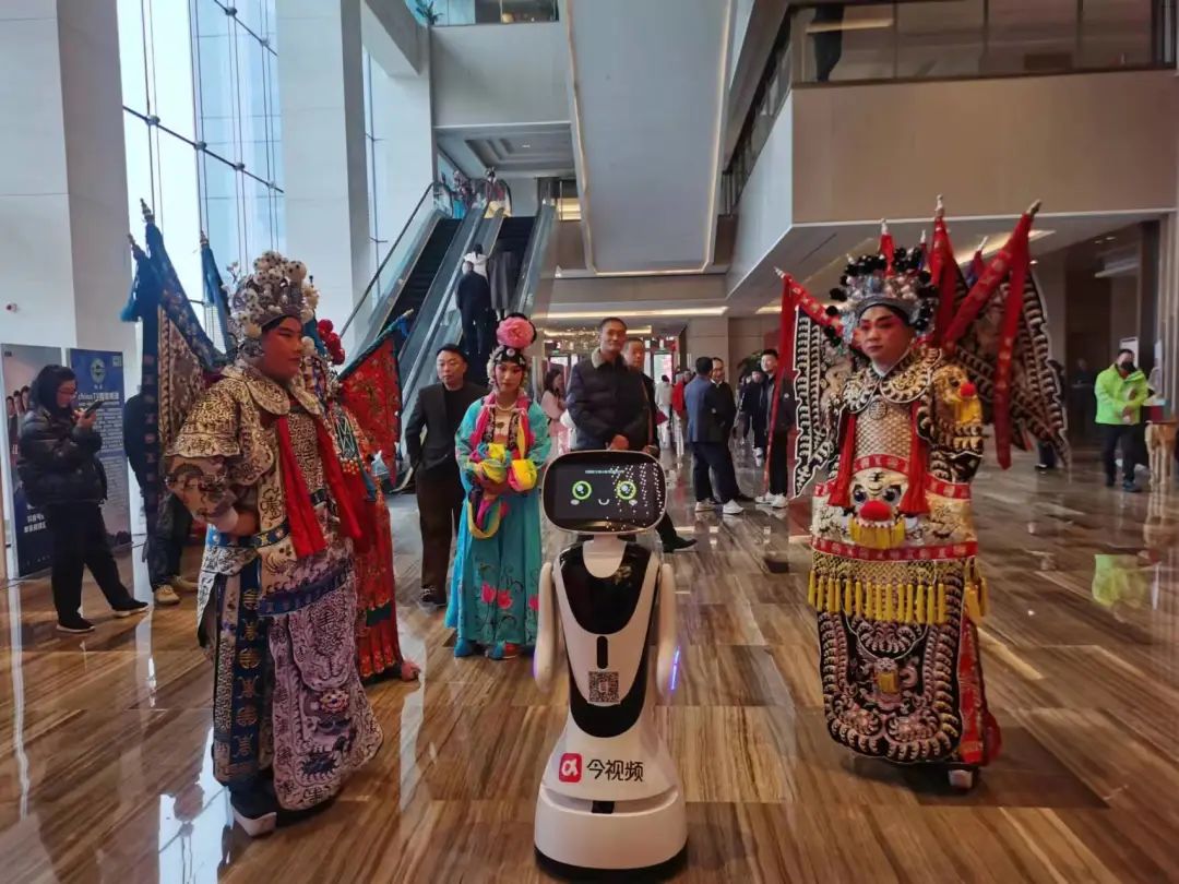 Alpha Robotics "Timo" Ai Service Robot aiuta la "Conferenza annuale sulle risorse per i media della stazione radiofonica e televisiva di Jiangxi"!