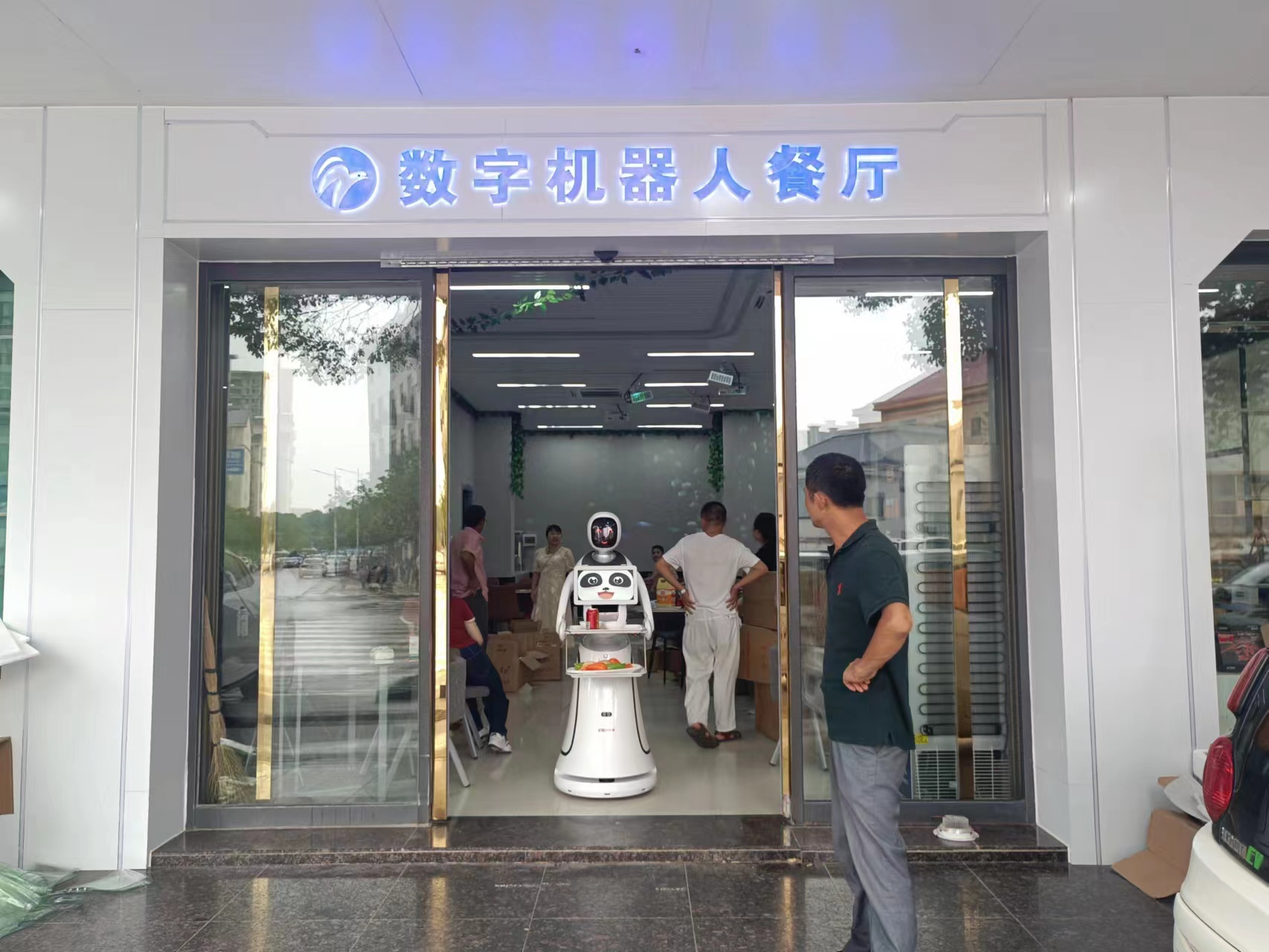 Maaltijdbezorging + welkom twee-in-één robot om een ​​digitaal robotrestaurant te creëren