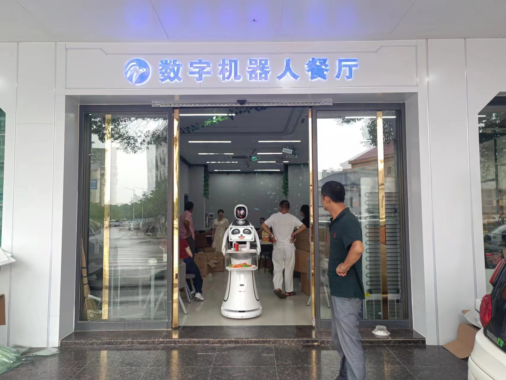 Meal delivery + welcome two-in-one robot to create a digital robot restaurant