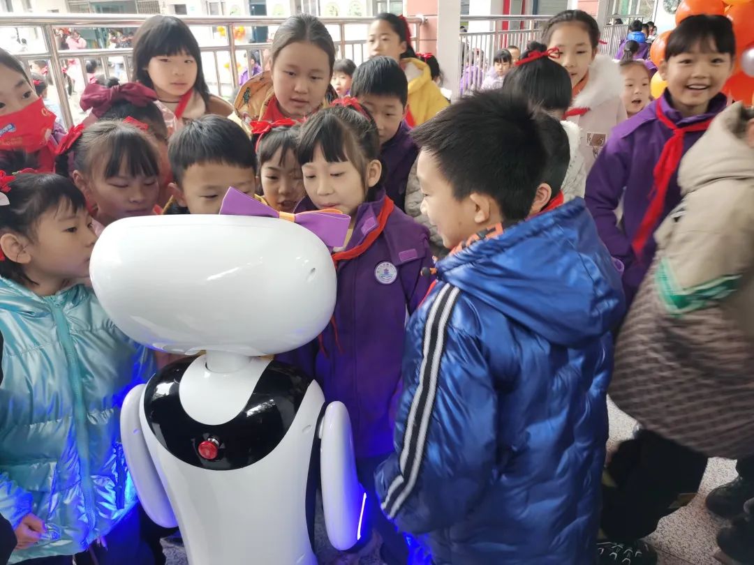 Timo AI Service Robot: Ganzhou Houde Road Primary School Jingjiu-campus van de nieuwe favoriet