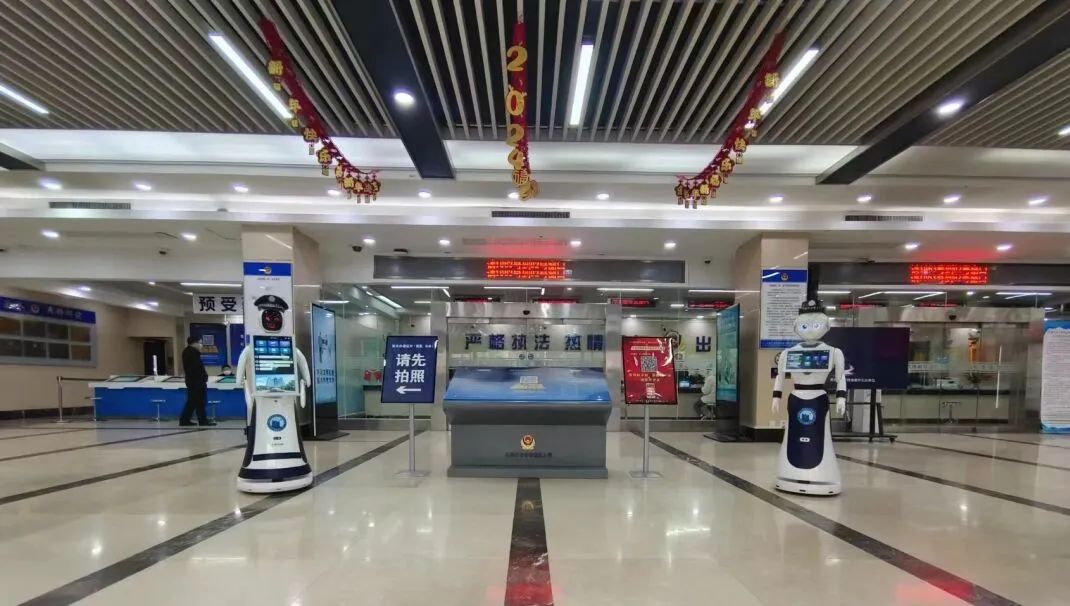 I due "agenti di polizia" di Alpha Robot lavorano nella sala di servizio di entrata-uscita dell'Ufficio di pubblica sicurezza di Shijiazhuang