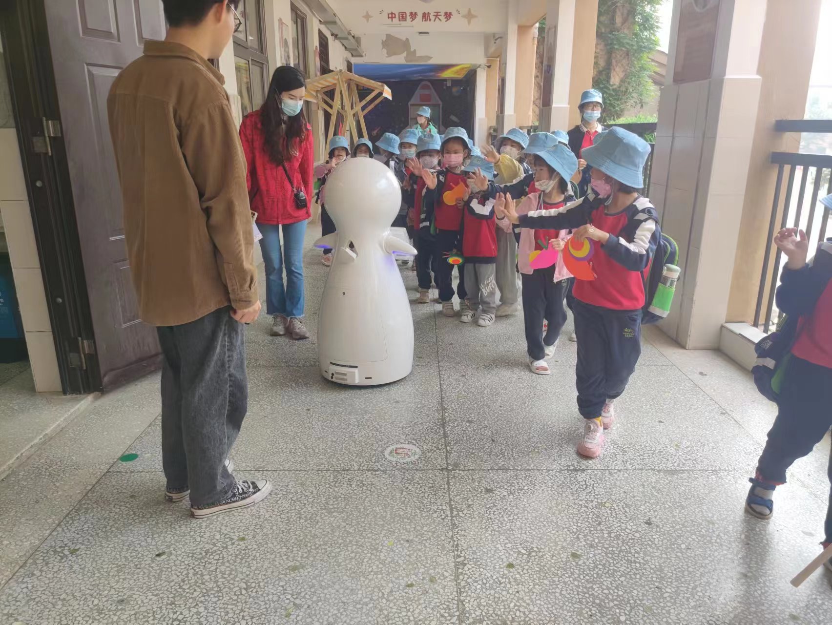 Snow Robot, der neue Berater der Qingyuan Zhongxin Primary School~