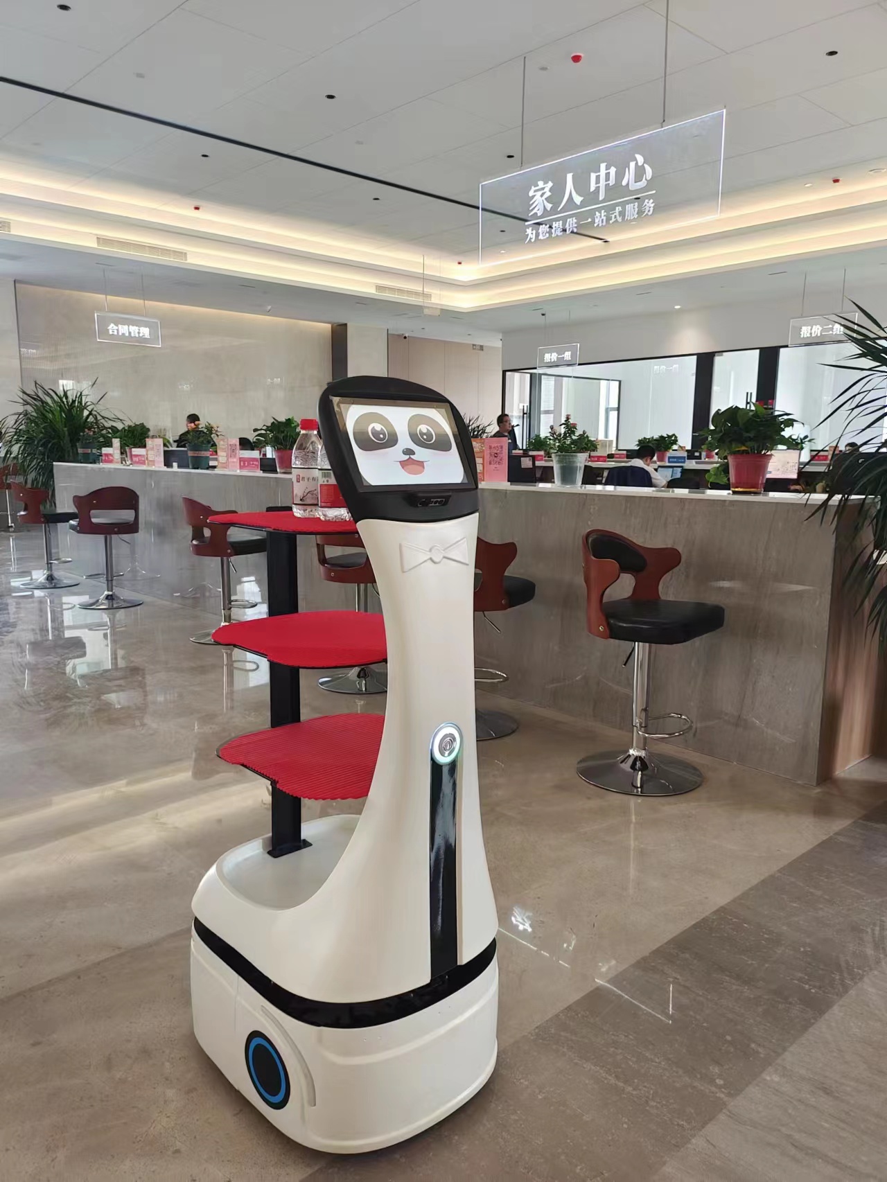 Robot giao hàng gấu trúc biến thành “quầy nước” di động