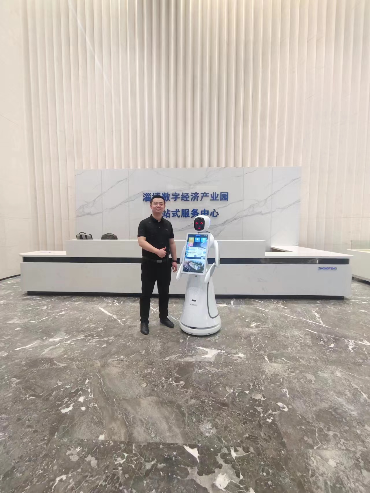 Parque Industrial de Economia Digital de Zibo: Robô de Serviço Amy AI Liderando Nova Experiência de Visita Inteligente