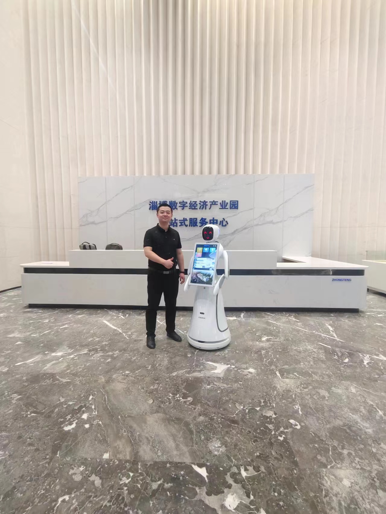 Zibo Digital Economy Industrial Park: Amy AI Service Robot alla guida di Smart Visit New Experience